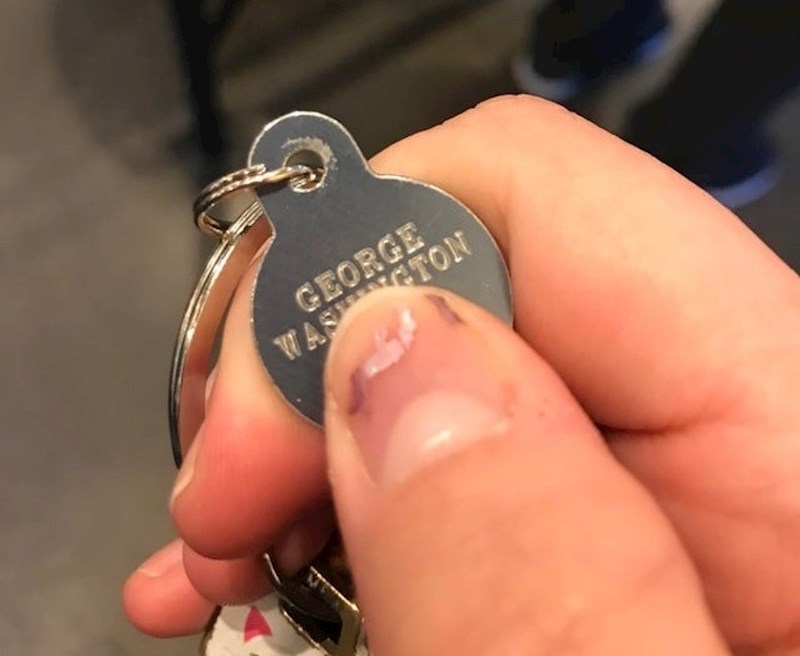 1. "Promatrajući ogrlicu mojeg mačka, možete ustanoviti da je šepao."