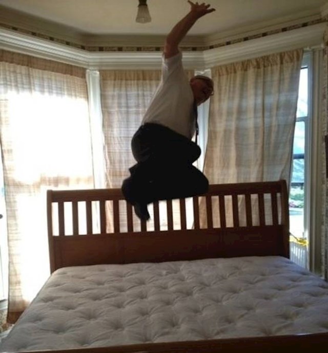 "Moji roditelji prvi put su dobili king-size krevet. Ovo je fotka koju mi je tata poslao."
