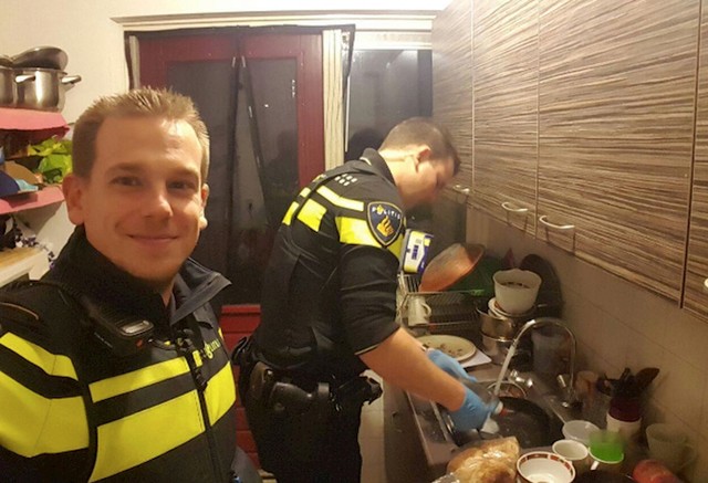 3. Ovi pripadnici hitne pomoći pomogli su djeci napraviti večeru nakon što su odveli njihovu mamu u bolnicu. Čak su i oprali suđe.
