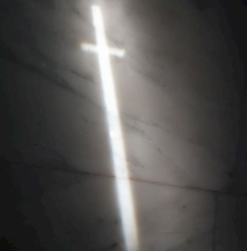 7. Netko je fotkao svoj prozor i ispao je kao svjetleći mač!