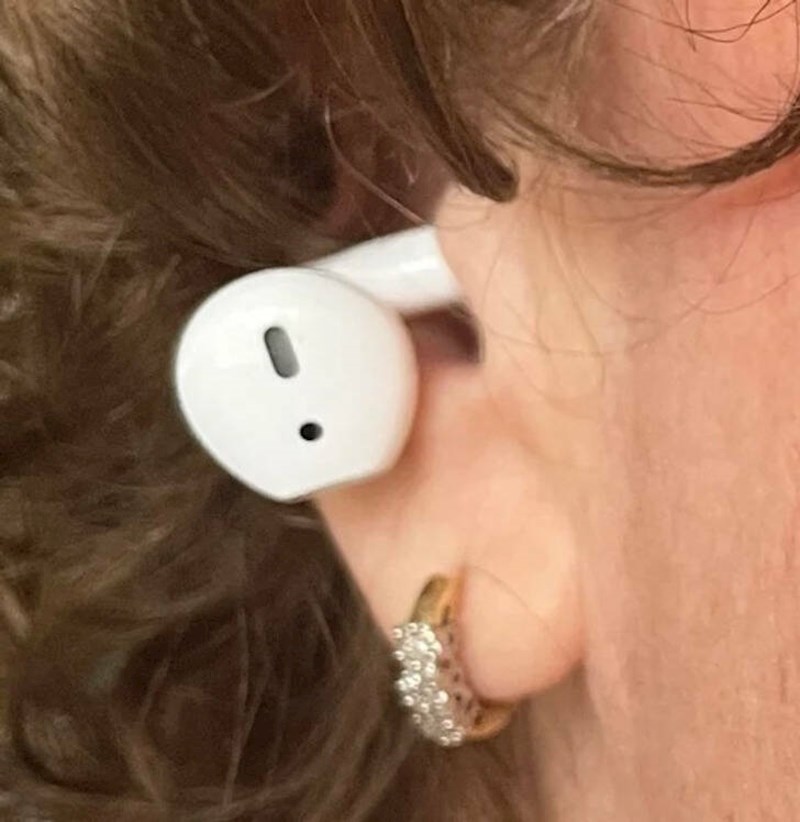 7. "Moja draga mamica cijeli dan ovako nosi slušalice!"