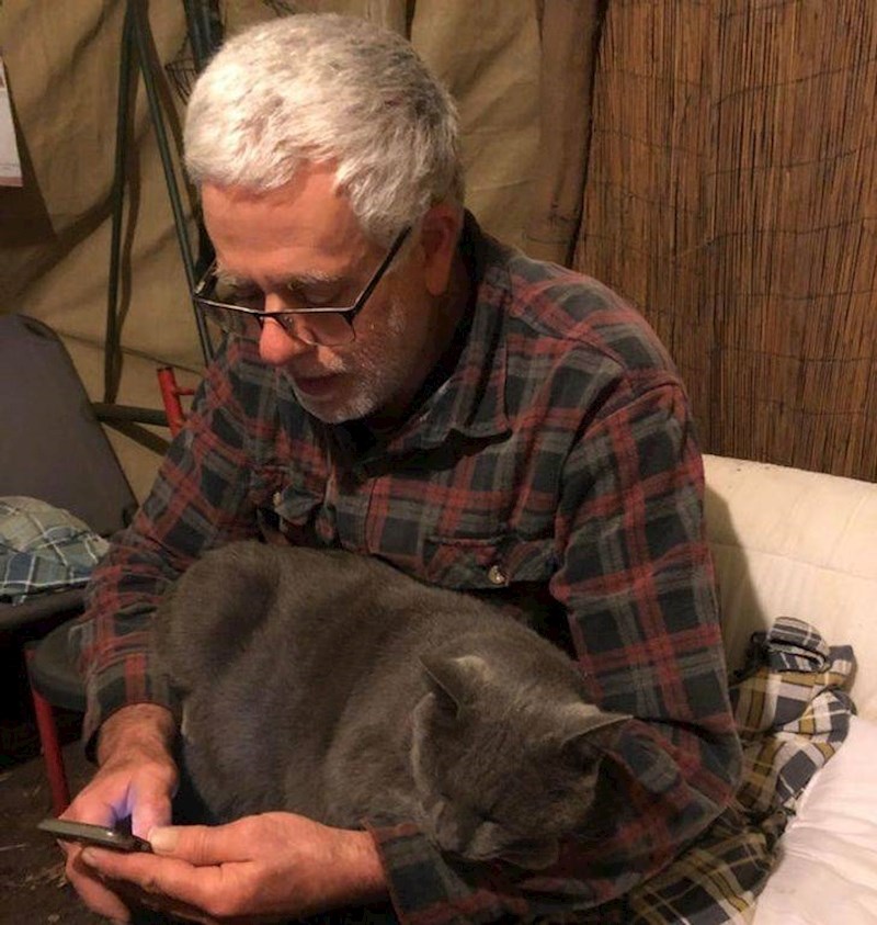 9. Nije mu se sviđala mačka, niti on njoj. A onda se nešto dogodilo i sad su nerazdvojni.