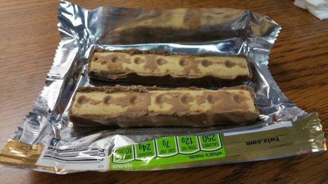 Pitala je bi li podijelio Twix s njom, no nije rekla kako.