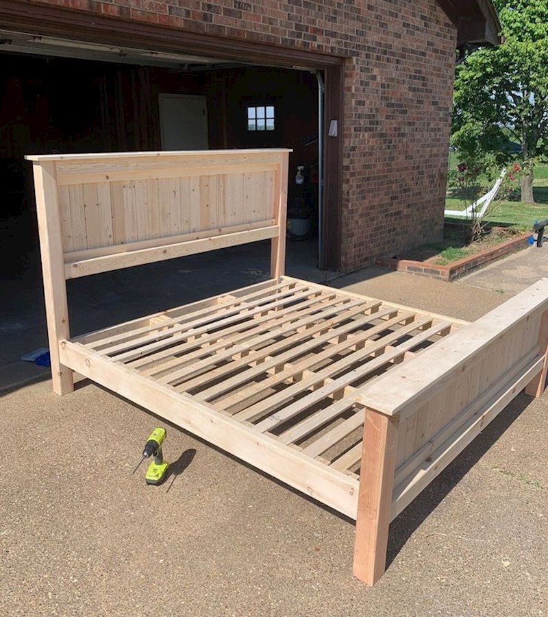 12. Moja zaručnica htjela je novi bračni krevet. Kad se vratila s poslovnog puta, iznenadio sam ju ovim krevetom koji sam napravio potpuno sam. Dobro je ispalo za početnika.