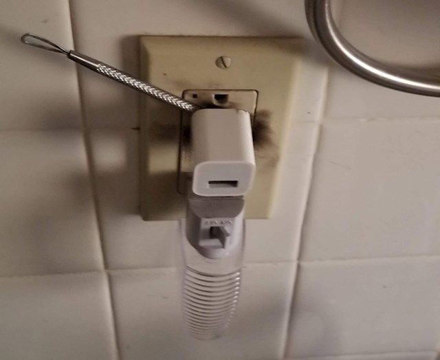 12. "Moja kćerka nakon pranja ruku nije mogla izvaditi punjač za telefon sa zida. Stoga je odlučila upotrijebiti ovaj metalni alat. Srećom, ona je dobro. "