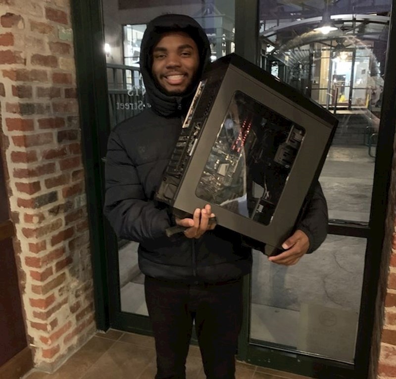 "Poklonio sam svojem prijatelju svoj stari komp, jer si nije mogao kupiti vlastiti."