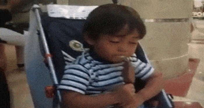 Urnebesna snimka umornog dječaka koji se trudi ne zaspati dok liže sladoled