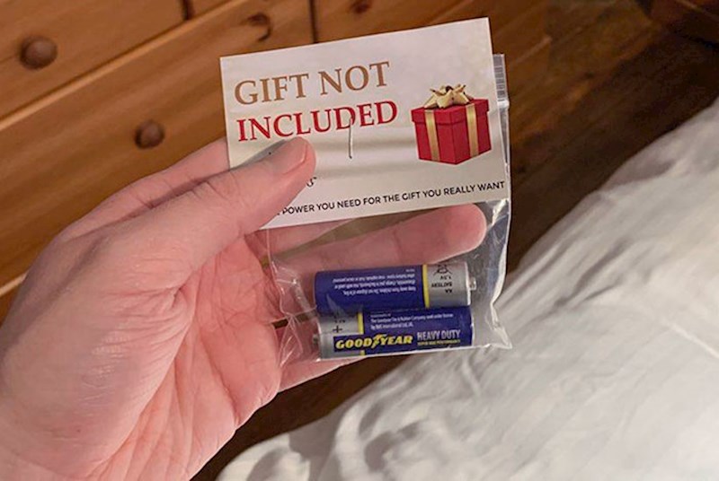 3. Prošlog Božića zaboravio je darovati nećakinji baterije uz igračku. Zato je ona njemu za rođendan poklonila ovo.