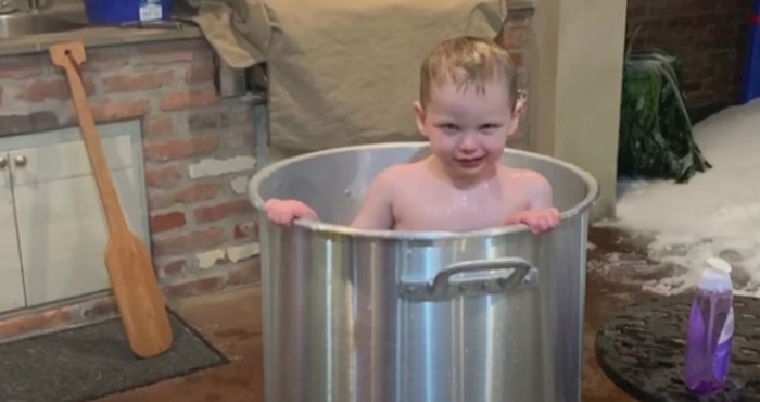 VIDEO Mama iz Louisiane zagrijava snijeg i kupa svoje klince u velikom loncu