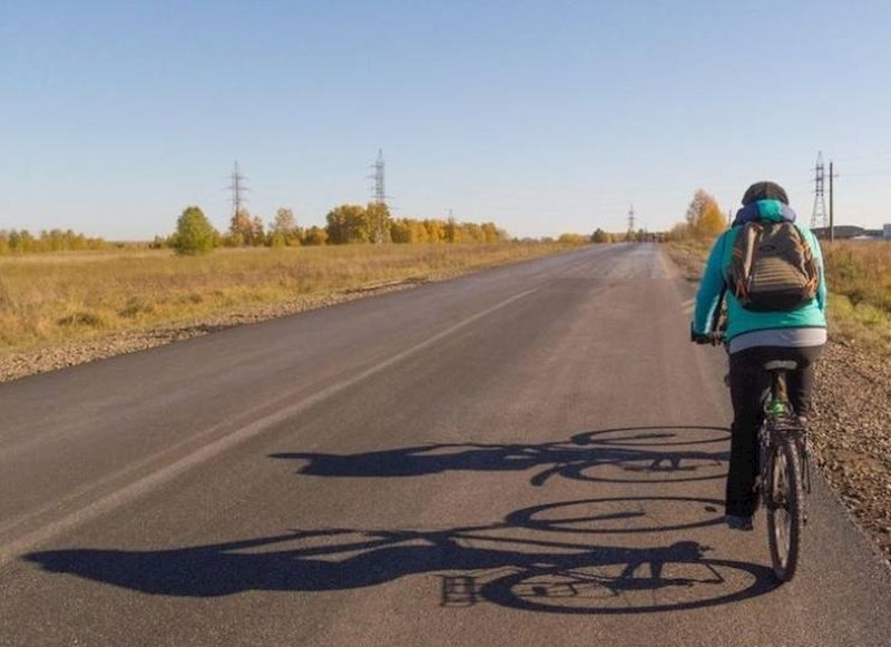 1. Dvije sjene od jednog biciklista?