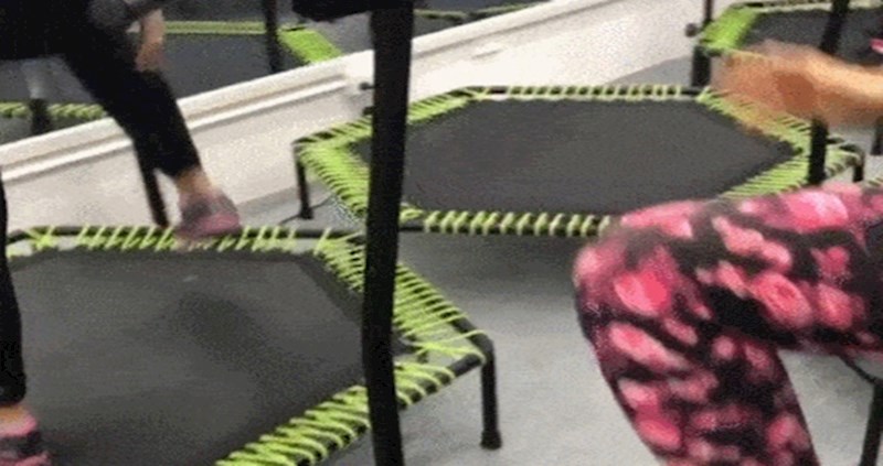 Dok se djevojke muče vježbajući, skriveni promatrač uživa u pogledu