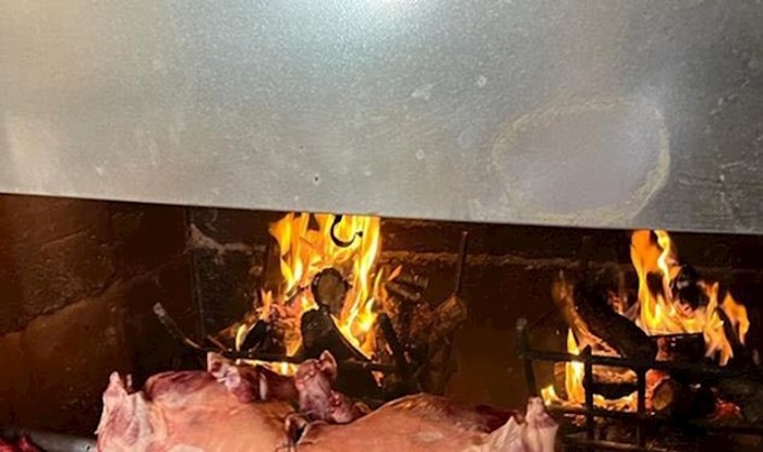 Ovo još niste vidjeli: Ekipa iz okolice Šibenika smislila je novu metodu pečenja janjaca na ražnju