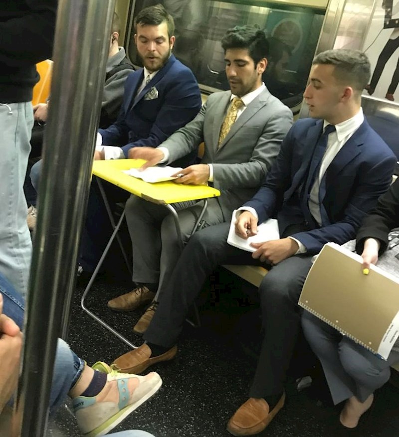 2. Ovaj čovjek odjednom je izvadio svoj stol i započeo sastanak