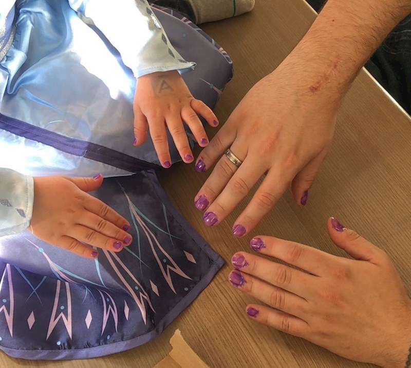 10. Kći mu je nalakirala nokte🤣