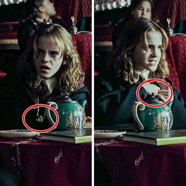 2. U trećem dijelu, kada se Hermiona niotkuda pojavi u razredu, možemo oko njezinog vrata vidjeti uređaj za upravljanje vremenom, kojeg u sljedećem kadru sakrije.