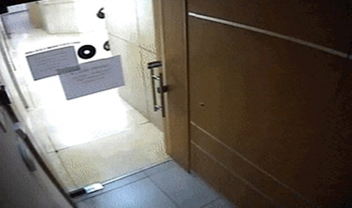 Nadzorna kamera ispred ureda snimila je nesreću jednog šlampavog zaposlenika