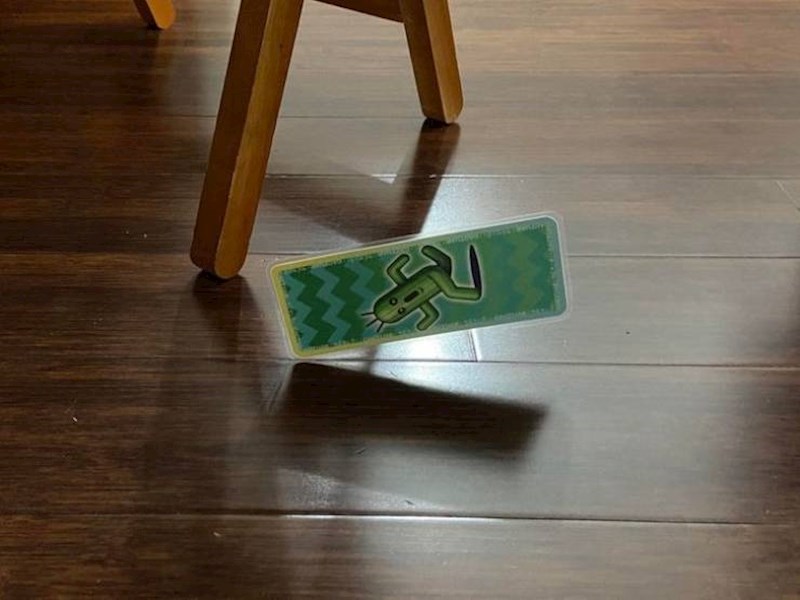 8. Nekome je oznaka za knjigu pala na parket i ostala ovako stajati