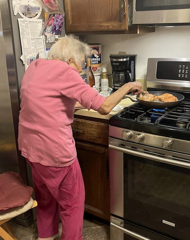 6. 101-godišnja bakica si kuha večeru
