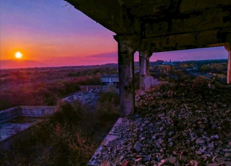 16. Pogled na zalazak sunca iz napuštene tvornice