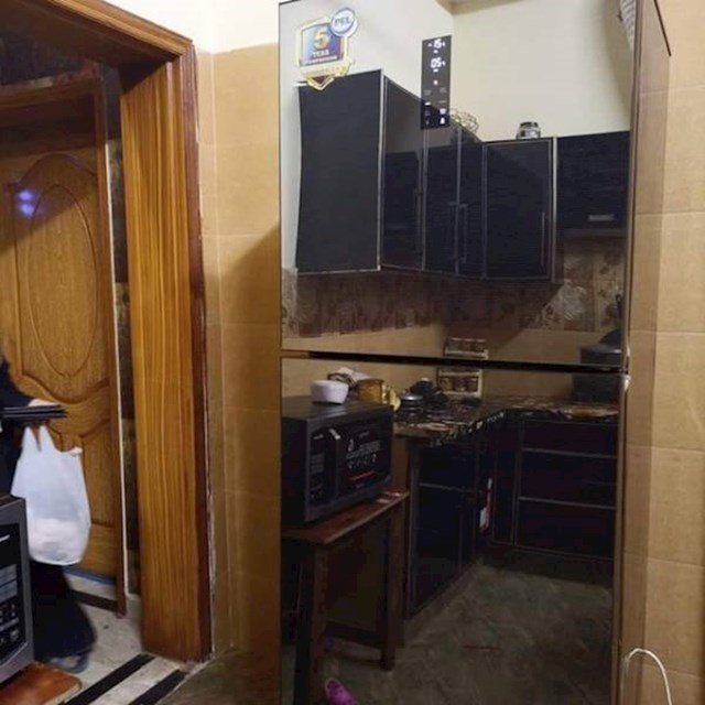 15. Vjerojatno ste i vi najprije mislili da je ovdje prolaz. E pa nije, nego samo jako sjajan frižider.
