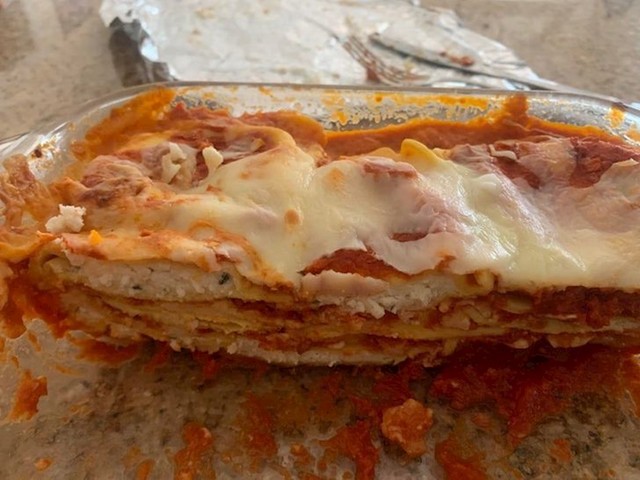 1. "Ovo ja zovem lijene lazanje - smrznuti ravioli naslagani u slojeve i preliveni umakom i mozzarellom."