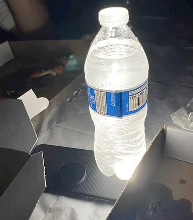 16. Tijekom kampiranja možete dobiti efekt lampe tako da stavite bocu vode na bljeskalicu mobitela.