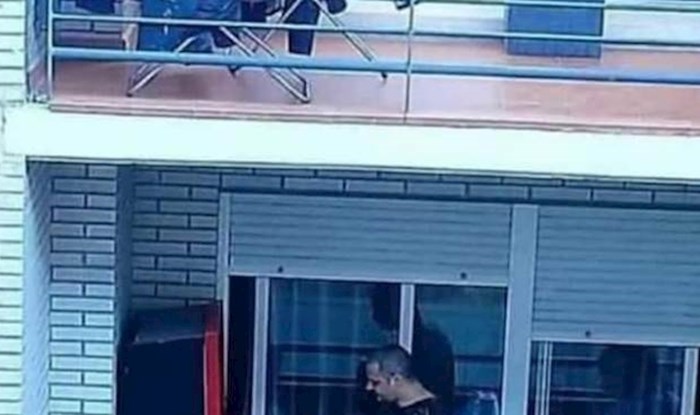 Netko je snimio tipa koji na balkonu drži nešto posve neuobičajeno, fotka je hit