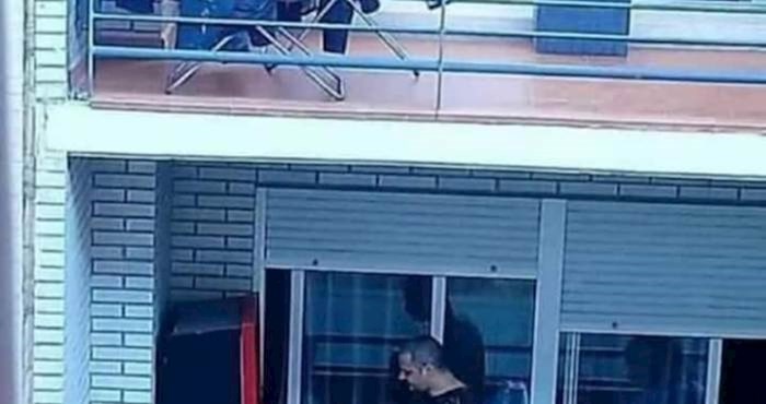 Netko je snimio tipa koji na balkonu drži nešto posve neuobičajeno, fotka je hit