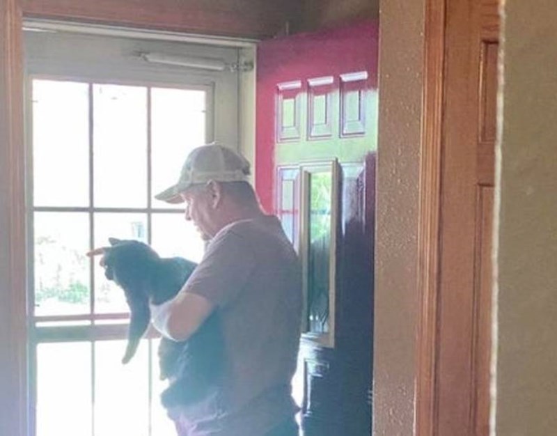 8. Rekao je da su mačke krvoločne i sebične i da ne želi jednu u kući. Sad joj pokazuje kućicu za ptice koju je sagradio samo da ju zabavi.