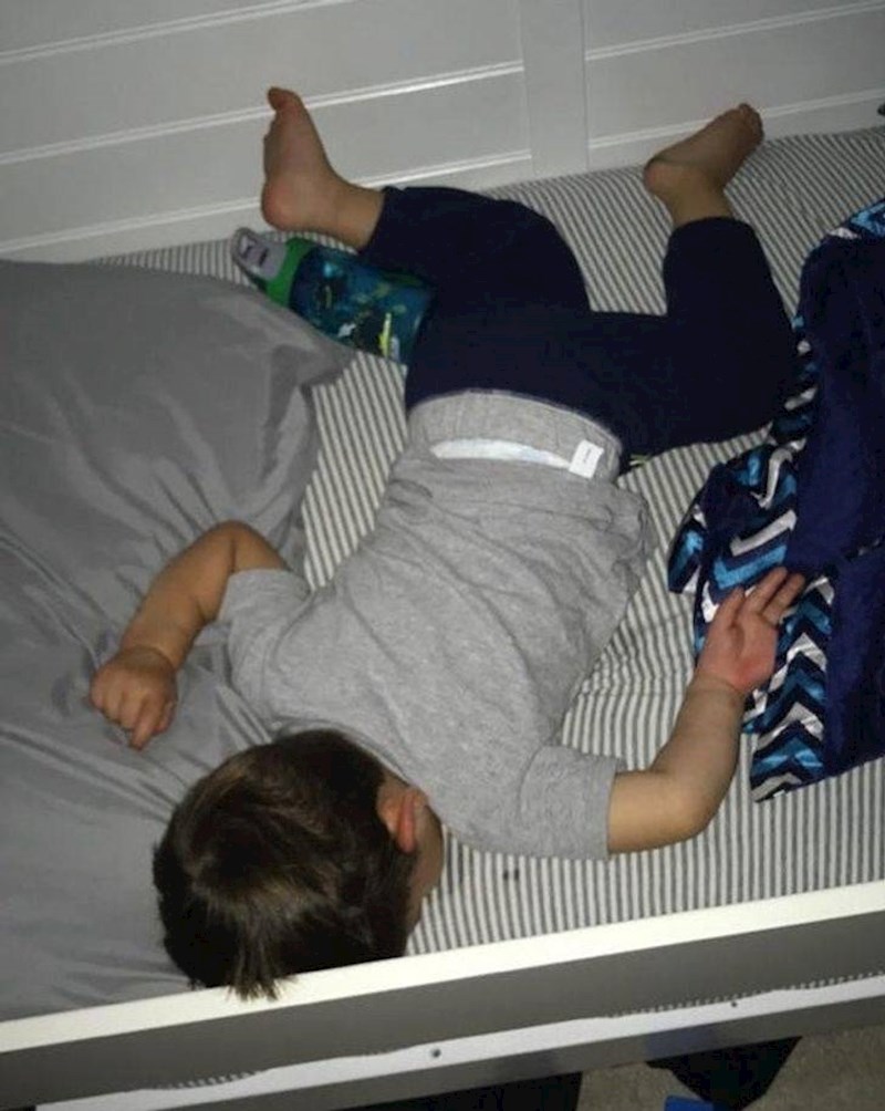 12. "Moj sin zaspe kao lik iz crtića koji je pao..."