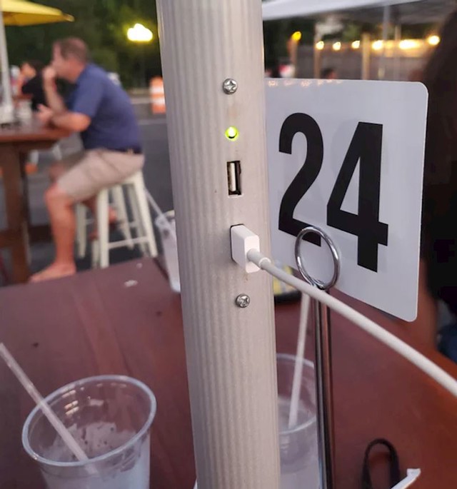 9. Restoran koji u suncobranima ima ugrađene punjače za mobitel na solarnu energiju