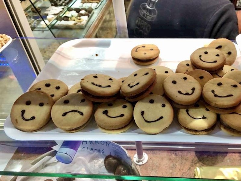 1. Tužni keksić među hrpom veselih.