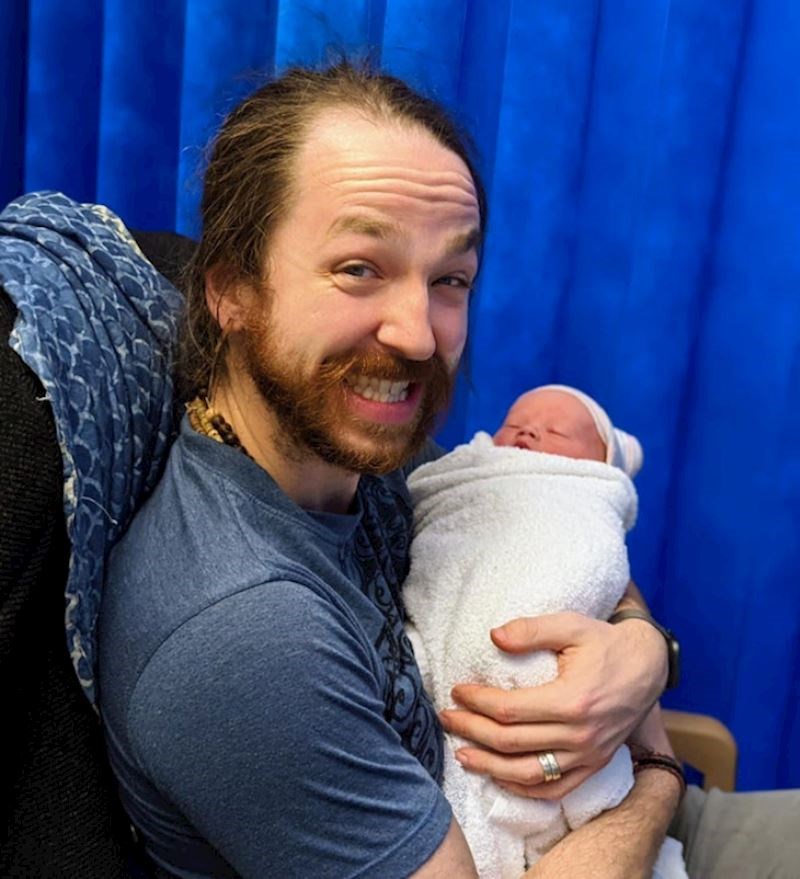 1. "Nikada u životu nisam držao bebu, htio sam da prvo bude moje dijete. Danas sam napokon to dočekao!"