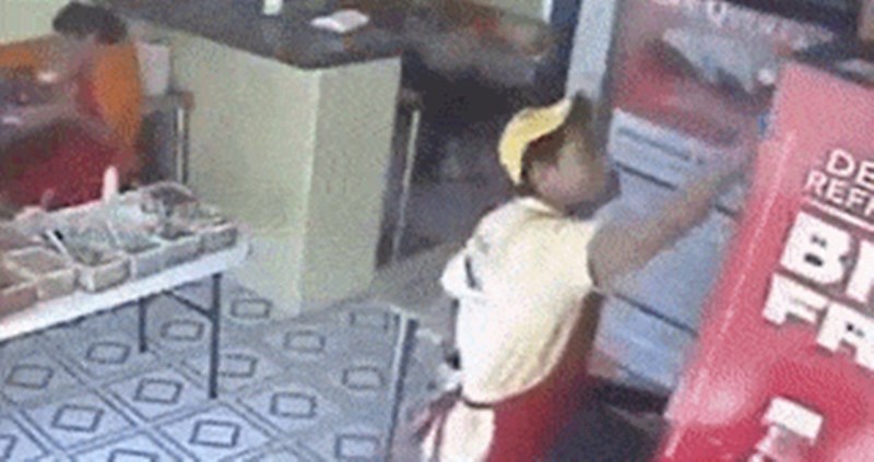 Ovaj radnik u restoranu stvarno proživljava loš dan na poslu