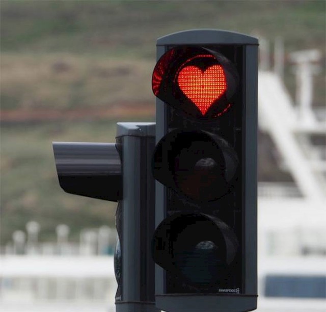 9. Na semaforima u gradu Akureyri se umjesto krugova nalaze srca