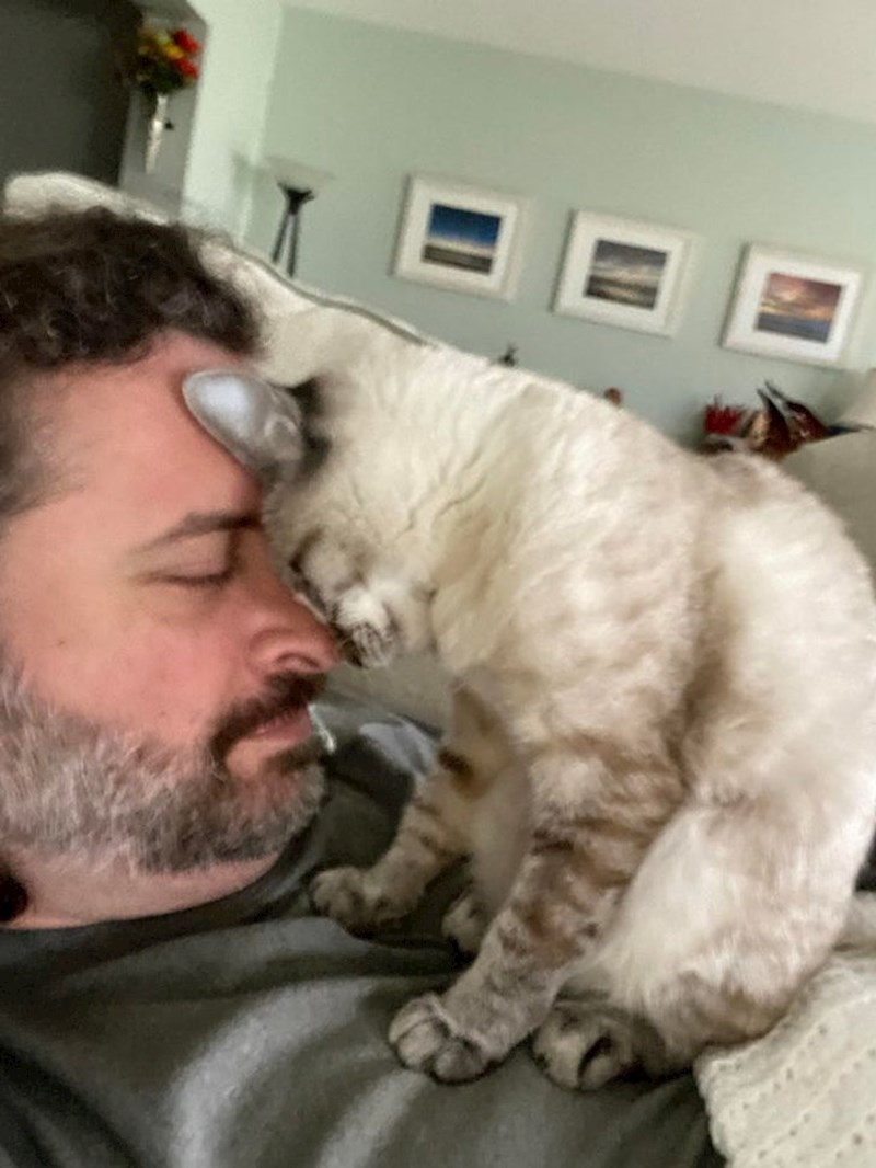 9. Obožava se ovako češkati.