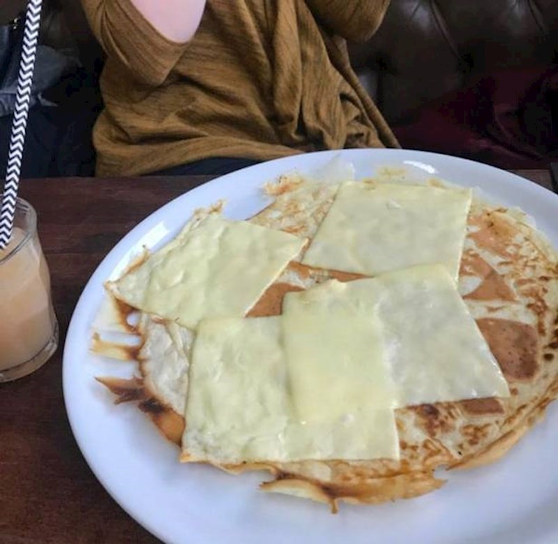 6. Naručila je palačinke sa sirom