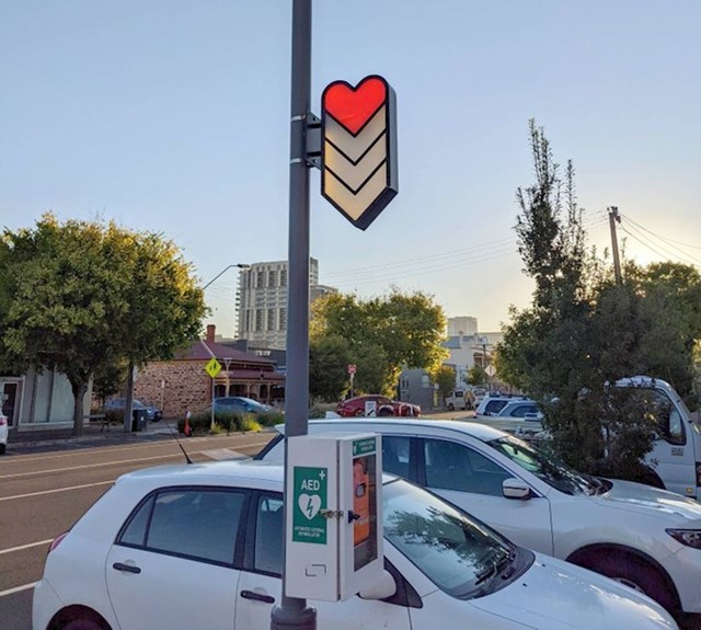 12. Grad Adelaide u Južnoj Australiji ima automatske vanjske defibrilatore na nekim gradskim ulicama."