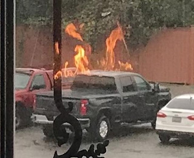 12. "Pogledao sam kroz prozor i šokirao se - mislio sam da mi auto gori. Trebalo mi je par trenutaka da shvatim da je to samo refleksija vatre iz kamina..."