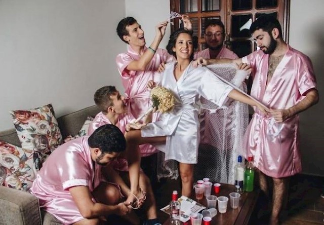 15. Ova mladenka nema ženske prijateljice, pa su joj djevojačku priredili njezini muški frendovi
