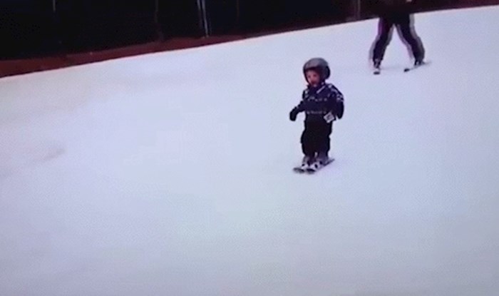 Dijete je malo izgubilo ravnotežu na skijama, ali snašlo se na presladak način