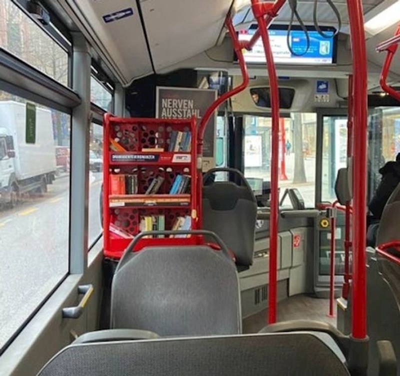 3. Autobusi u Hamburgu imaju police s knjigama s kojih slobodno možete uzeti neko štivo ili donijeti neku svoju staru knjigu.