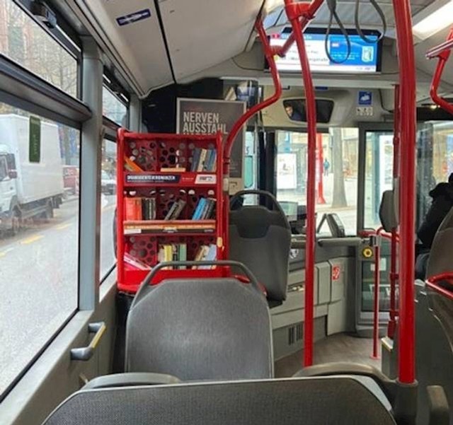 3. Autobusi u Hamburgu imaju police s knjigama s kojih slobodno možete uzeti neko štivo ili donijeti neku svoju staru knjigu.