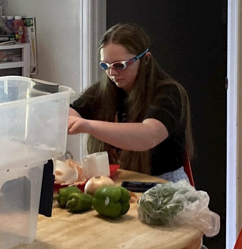 2. "Ovako moja sestra reže luk."