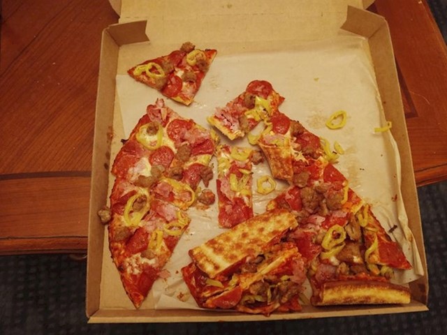 13. "Morao sam naglo zakočiti i uništio pizzu..."