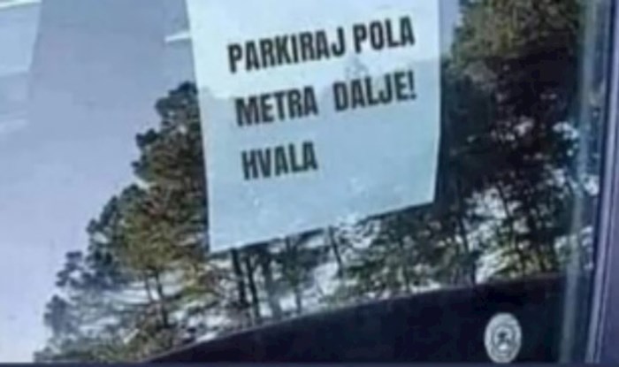 Na ovom autu osvanula je nesvakidašnja poruka, pogledajte zašto tip traži ljude da parkiraju dalje