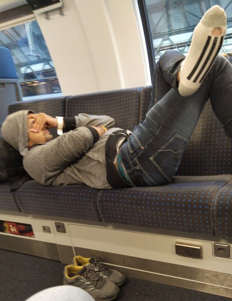 1. U podzemnoj je bila velika gužva, ali on je naprosto preumoran da se ustane...