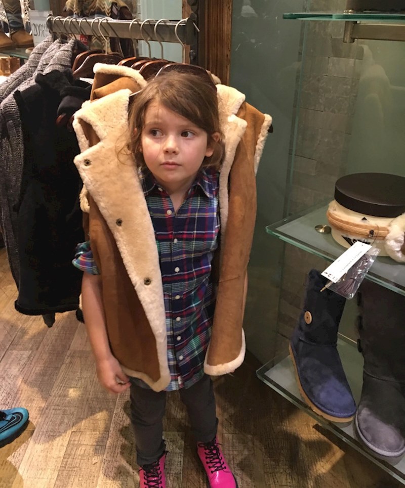 3. "Rekla sam joj da ne smije skidati stvari s vješalica i isprobavati ih. Snašla se."