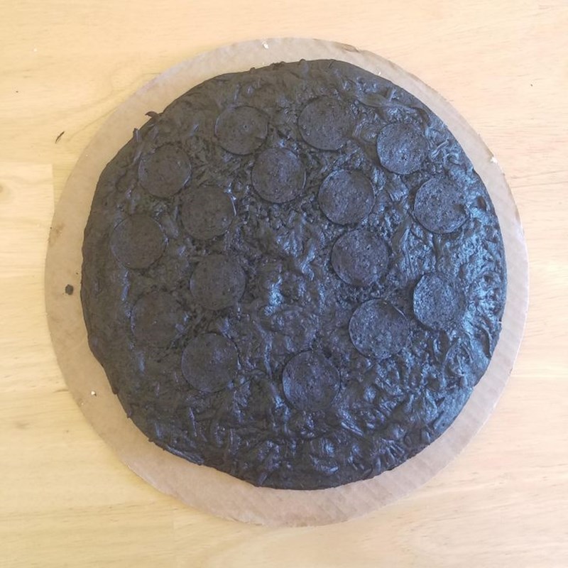 9. "Moj dečko me htio iznenaditi pizzom iz kućne radinosti. Tijesto mu nije uspjelo, pa je otišao po kupovnu. I ostavio ju u pećnici 5 sati."