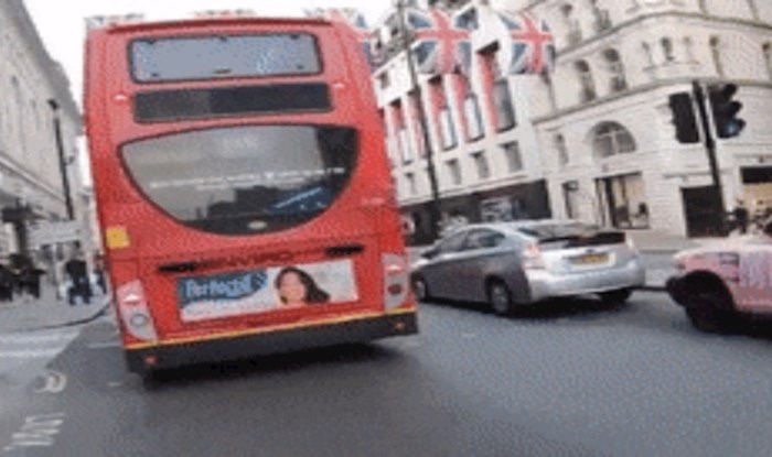 Hit snimka neobične situacije iz prometa, ovakva pristojnost viđa se samo u Londonu